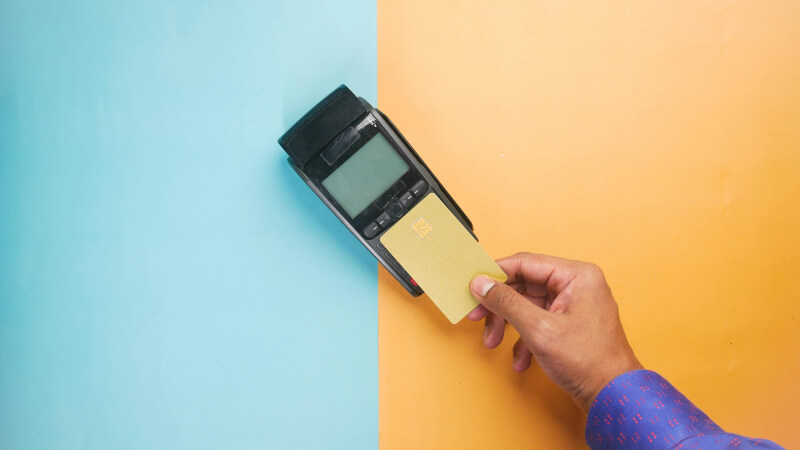 person-pays-with-credit-card