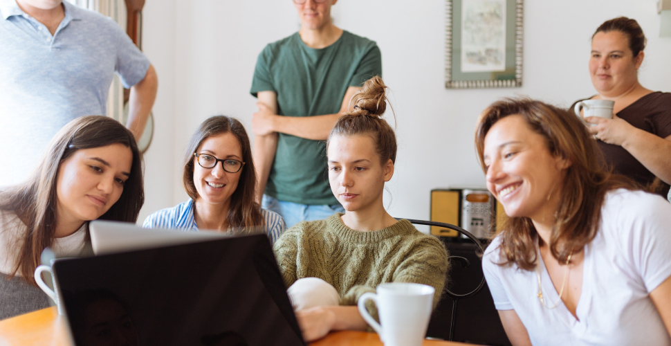 adolescent-business-computer-1595391